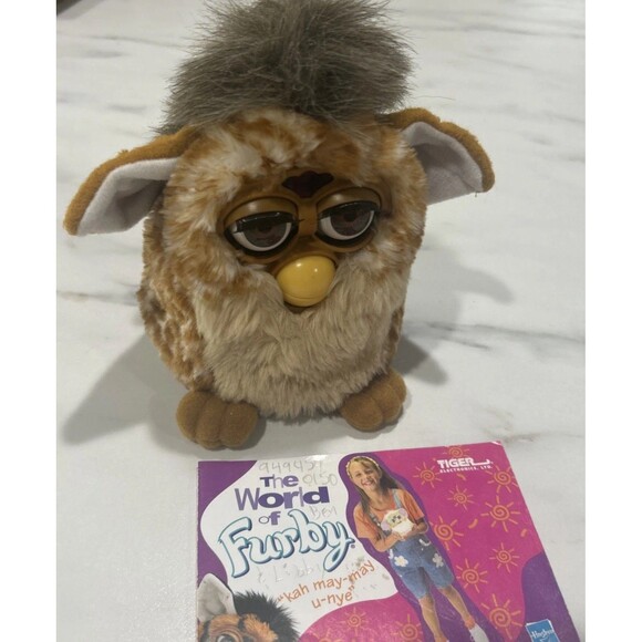 Tiger Other - 1998 FURBY GIRAFFE WITH Brown  EYES MODEL 70-800 TIGER ELECTRONICS LTD